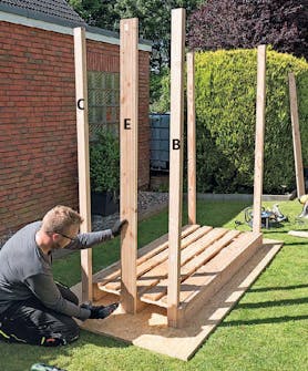 Stapla ved på pall: Montera även den mellersta brädan tillfälligt Stapla ved på pall: Montera även den mellersta brädan tillfälligt